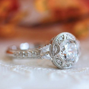 Anello di Fidanzamento F812 per Donna in Oro Bianco con Diamante Taglio Brillante Rotondo, Pietra Centrale Colore G Naturale e Diamanti Laterali - Product Image 2