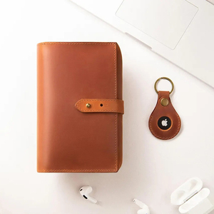 Estuche organizador digital de cuero Crazy Horse vintage personalizado para almacenamiento de dispositivos electrónicos, bolsa de viaje con accesorio para AirTag. - Product Image 2