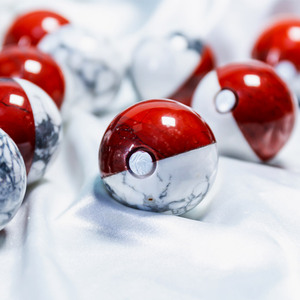 Vente en gros de sphères de cristal naturelles en howlite de haute qualité, sculptées à la main, artisanat populaire, pierre de guérison, petite boule de Poké Ball pour la décoration de la maison - Product Image 3