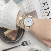 Montre pour femme à bracelet en cuir bleu ciel au design minimaliste, boîtier en alliage doré, montre à quartz décontractée pour étudiante