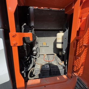 Excavatrice sur chenilles Hitachi ZX135 d'occasion, presque neuve, économe en carburant, 13 tonnes, pour usage agricole et domestique, avec moteur, boîte de vitesses, pompe et PLC - Product Image 3