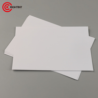 Papel Adhesivo de Vinilo Blanco Impermeable Imprimible por Inyección de Tinta, Brillante y Perlado para Uso en Supermercados con Función de Código de Barras