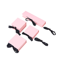 Boîtes cadeaux de mariage en carton pliables de luxe, recyclables, avec logo personnalisé, finition mate, éponge rose, ruban rouge et nœud.