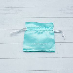 Pochettes cadeaux en satin tendance avec logo personnalisé, sacs à bijoux en satin vert à cordon pour boutique - Product Image 3