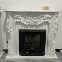 Manteau de cheminée en marbre blanc, directement de l'usine, avec un encadrement complexe sculpté à la main (acanthe et motifs floraux) pour la décoration résidentielle