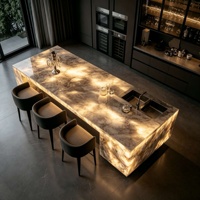 Table de bar de luxe en marbre rétroéclairé, îlot de cuisine, bar à domicile, villa, hôtel, comptoir moderne en dalle, évier et robinet