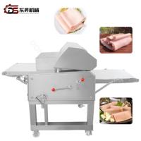 L'abattoir utilise une nouvelle machine à écorcher automatique professionnelle pour l'abattage des porcs et des moutons.