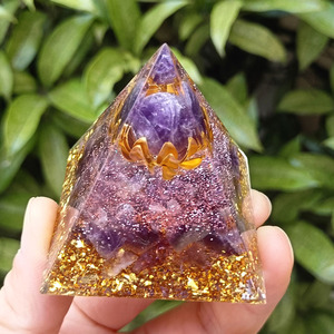Pyramide en cristal d'améthyste avec lotus flottant en résine époxy, décoration artisanale pour la maison, ornement de bureau - Product Image 2