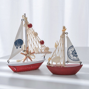 Ornement de bateau à voile en bois de style méditerranéen rouge et bleu avec motif coquillage et ancre pour la décoration intérieure - Product Image 2