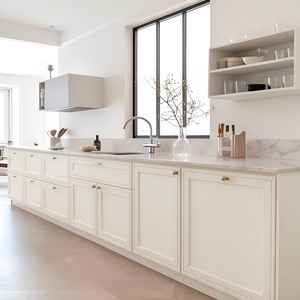 Meuble de cuisine rétro français en bois massif avec cuisinière intégrée, comptoirs en quartz à charnières et armoires murales - Product Image 3