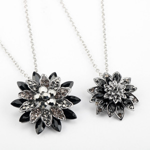 Oferta Especial en Mercancía <span class=keywords><strong>de</strong></span> Cine y TV: Collar con Colgante <span class=keywords><strong>de</strong></span> Aleación <span class=keywords><strong>de</strong></span> Zinc <span class=keywords><strong>de</strong></span> Spider-Man, Héroe <span class=keywords><strong>de</strong></span> Spider-Verse, y Broche <span class=keywords><strong>de</strong></span> Flor del <span class=keywords><strong>Amor</strong></span> Black Dahlia - Product Image 1