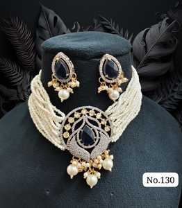 Conjunto de Collar de Perlas Blancas de Diseño con Colgante de Piedra Central y Piedras Brillantes de Alta Calidad para Novias - Product Image 3