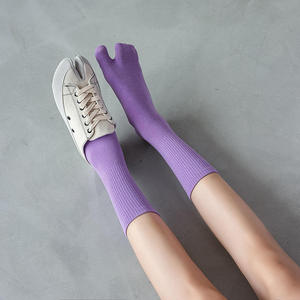 Calcetines Japoneses de Algodón Absorbente con Dos Dedos Separados, Calcetines Tabi hasta el Tobillo, Tejidos con Característica Transpirable para el Verano - Product Image 1