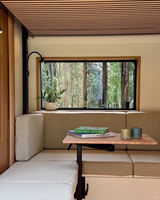 Kit de conversion de fourgon de luxe en camping-car : intérieur avec lit double fixe, toilettes coulissantes, douche, canapé, dinette, plafond en bois, kit autonome hors réseau