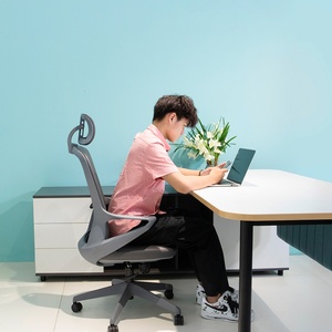 Chaise de bureau ergonomique de style moderne, grise, à dossier haut, avec réglage de la hauteur, en maille et accoudoirs, conçue en usine - Product Image 6