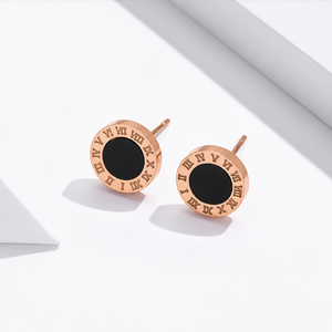 Boucles d'oreilles clous en acrylique chiffres romains, acier inoxydable plaqué or 14K sous vide, or rose, clous ronds noirs - Product Image 1