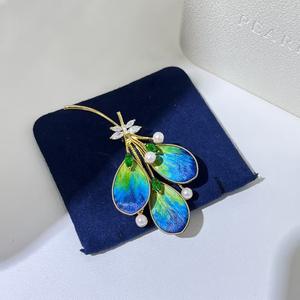 เข็มกลัดรูปขนนกยูงประดับมุกหลากสีสัน ฤดูใบไม้ร่วง  ไข่มุกอะโกย่าจากน้ำทะเล  ดอกไม้ประดับอก  งานฝีมือกำมะหยี่  เครื่องประดับตกแต่งอก - Product Image 5