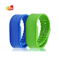 Bracelet en silicone RFID personnalisé en gros d'usine, réglable et réutilisable, bracelet intelligent pour paiement sans argent liquide