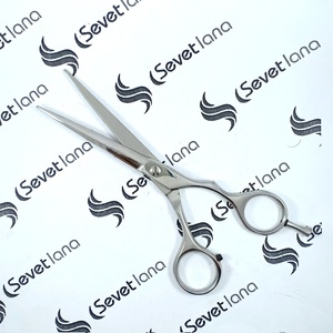 Vente en gros de ciseaux de coiffeur professionnels en acier japonais avec de grands trous pour les doigts - Product Image 5