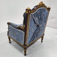 Fauteuil Chesterfield carré en noyer, rembourré en éponge, de luxe français, sur mesure, avec design élégant sculpté à la main, idéal pour les centres commerciaux et les appartements.