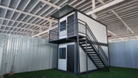 Maison conteneur préfabriquée pliable avec escalier en acier, cabine modulaire en kit pour projets hôteliers, dortoirs extérieurs et logements.