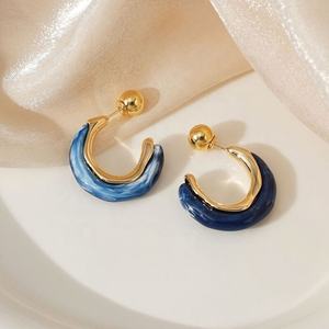 Boucles d'oreilles clous en résine style rétro français, plaqué or, avec diamant taille princesse, tendance, haut de gamme, cadeaux - Product Image 1