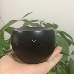 Diffuseur d'arômes USB créatif en bois grainé, mini humidificateur avec lumière à sept couleurs, pour la maison et le bureau, réservoir d'eau inférieur à 0,5 L - Product Image 1