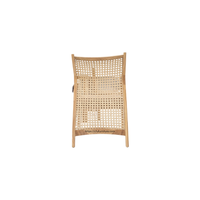 La chaise de salle à manger Alula combine le bois de teck élégant avec du rotin naturel, offrant une option d'assise élégante et durable.