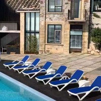 Chaises longues de plage pliantes en plastique modernes pour hôtel, mobilier d'extérieur, chaises longues de piscine, chaises longues de jardin, avec coussins