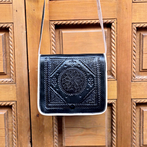 Sac bandoulière bohème marocain marron pour femme avec motif gaufré, fermeture à boucle à rivets, capacité moyenne, style toutes saisons - Product Image 2