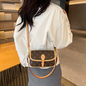 กระเป๋าใบเล็กสำหรับผู้หญิงรุ่นใหม่จาก Luxury <span class=keywords><strong>Lou</strong></span> ดีไซน์ทันสมัยและหรูหรา พร้อมลายปักแบบโมโนแกรม กระเป๋าทรงสี่เหลี่ยมขนาดเล็ก ใช้งานได้หลากหลายทั้งแบบสะพายไหล่และสะพายข้าง - Product Image 3