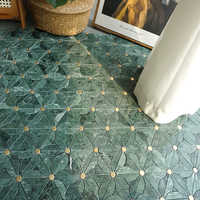 Mosaïque de carreaux en marbre vert à motif de pétales, avec accents dorés, pour mur de douche de salle de bain