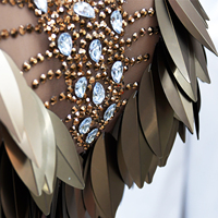 Applique de luxe en strass faite à la main avec perles de cristal et plumes pour robe de mariée, décoration de couture OEM ODM