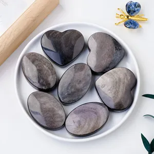 Kalp dekorasyon için doğal kristal şifa taşları gümüş obsidyen palmiye taş kalp