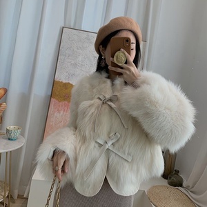 Cappotto in Pelliccia Sintetica di Volpe Glamour Stile Corto da Influencer Autunno 2023 Lussuoso Versatile Multiuso con Lacci per Donna - Product Image 1