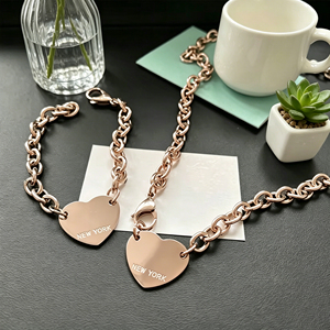 Set di Gioielli <span class=keywords><strong>da</strong></span> Donna <span class=keywords><strong>con</strong></span> Ciondoli a Cuore Incisi, <span class=keywords><strong>Collana</strong></span> e Bracciale <span class=keywords><strong>con</strong></span> Catena Cubana Placcata Oro, Regalo Personalizzato <span class=keywords><strong>con</strong></span> Incisione NEW YORK - Product Image 5