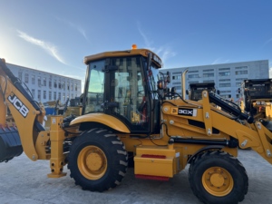Chargeuse-pelleteuse JCB 3CX 4x4 neuve, cabine climatisée confortable, machine polyvalente pour les travaux municipaux et les projets de construction. - Product Image 1