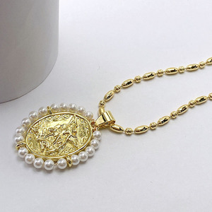 Collier pendentif NM1416 plaqué or 18 carats avec portrait de la Vierge Marie couronnée d'une perle, en forme de cœur ovale et croix, pour femme - Product Image 3