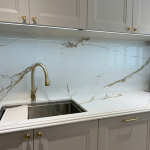 Dalles de comptoir en quartz Calacatta Loria – Surface en quartz de haute qualité pour intérieurs de luxe - Product Image 1