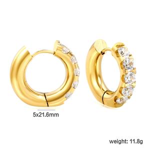 Boucles d'oreilles tendance en acier inoxydable plaqué or 18 carats avec zircon cubique en relief en forme de C pour femme - Product Image 3