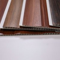 Panneaux muraux et de plafond en PVC à texture bois, motif ondulé moderne Lingrui 2026 pour la décoration intérieure de salle de bain