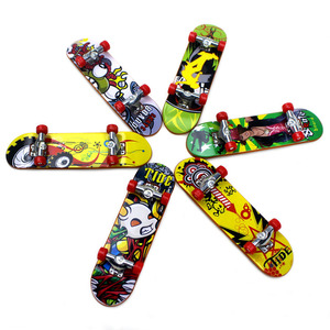 Nouveau mini skateboard pour doigts, jouets de bureau professionnels, mouvements créatifs des doigts, cadeaux de fête, cadeaux originaux en plastique - Product Image 4