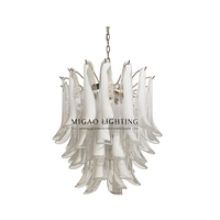 Lustre médiéval français, suspension en verre de Murano fait main à pétales superposés décalés, dégradé blanc clair, pour salle à manger de villa