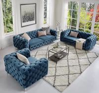 Canapé Chesterfield trois places en velours vert, style traditionnel de luxe, pour salon, appartement, ou chambre d'hôtel, capitonné