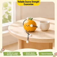 Figurine en résine d'orange mandarine de style dessin animé avec bras et jambes pendantes, petite sculpture ludique pour la décoration d'étagère de salon