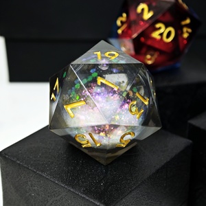 ลูกเต๋า MINI PLANET ขนาด 35 มม. D20 สองสี แกนกลางเป็นของเหลว สำหรับเกม DND D20 RPG Dragon&Dungeon ลูกเต๋าเรซิ่นทรงหลายเหลี่ยม 20 ด้าน ขายส่ง/สั่งทำได้ - Product Image 3