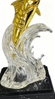 Trophée en métal personnalisé en gros, Trophée Poisson Épée, Sculpture Poisson Doré, Base en cristal ondulé, Base carrée en marbre noir, Trophée Souvenir du Gagnant