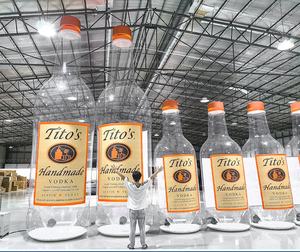 Botol Anggur Tiup Raksasa Tito's Vodka, Botol Anggur Tiup Bermerek untuk Promosi Alkohol/Bar/Pameran Makanan/Dekorasi Pameran Dagang - Product Image 6
