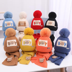 Ensemble <span class=keywords><strong>bonnet</strong></span> et écharpe tricoté chaud d'hiver pour enfants <span class=keywords><strong>avec</strong></span> ours de dessin animé et broderie de lettres pour enfants - Product Image 1