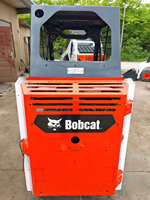 Offre Spéciale : Chargeuse compacte Bobcat S300 d'occasion, polyvalente, faible nombre d'heures, machine d'origine pour travaux de manutention de matériaux de construction